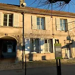 Au Pres Du Chateau ! *
