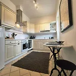 Au Pres Du Chateau ! * Chantilly