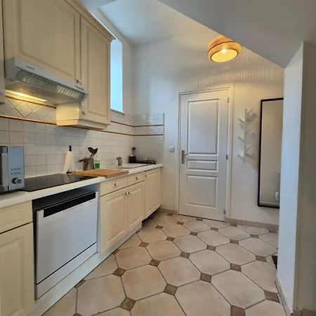 Au Pres Du Chateau ! * シャンティイ