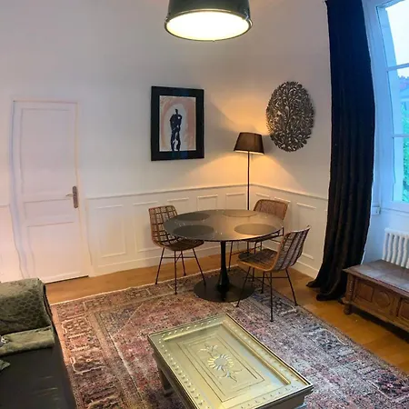 Au Pres Du Chateau ! * شانتييّي