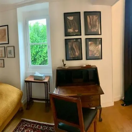 Au Pres Du Chateau ! شانتييّي