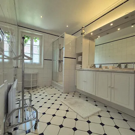 Au Pres Du Chateau ! شانتييّي