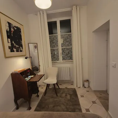 Au Pres Du Chateau ! * شانتييّي