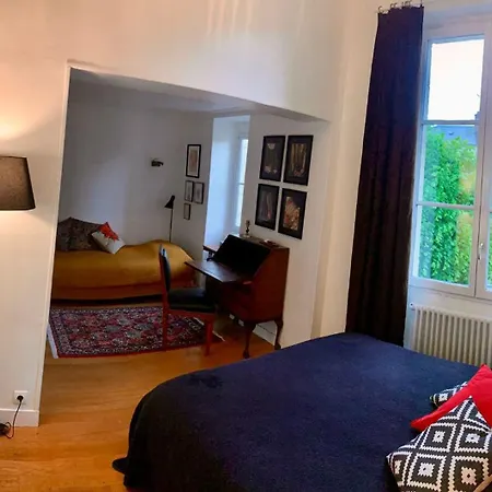 Au Pres Du Chateau ! شانتييّي